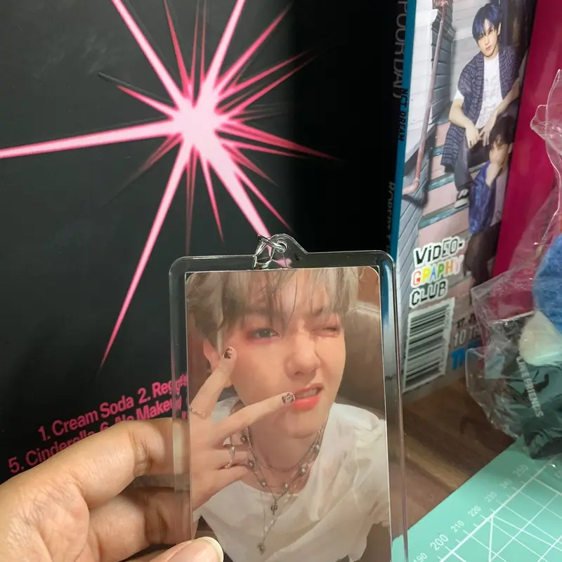 Daiso Korea Acrylic Card Holder Photo Card Keychain Gantungan Akrilik Cahol Poca 2