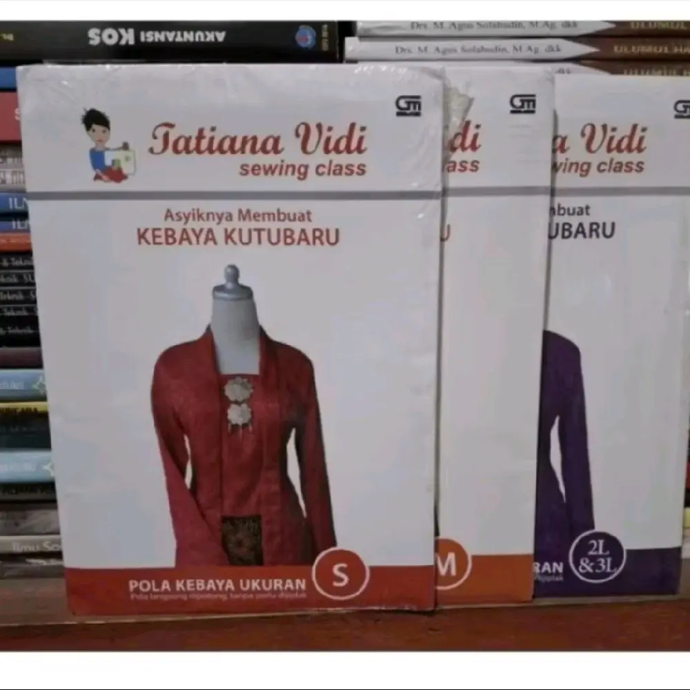 ASYIKNYA MEMBUAT KEBAYA KUTUBARU.  POLA KEBAYA UKURAN. POLA LANGSUNG DIPOTONG. TANPA PERLU DIJIPLAK. UKURAN S.M.2L &3L. BUKU BARU SEGEL KUALITAS ORIGINAL