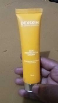 Product Review of DEXSKIN BY DERMA EXPRESS Suncreen protection Cream ( Aesthetic Clinic of the year in Asia Pacific) from l**🍹 1