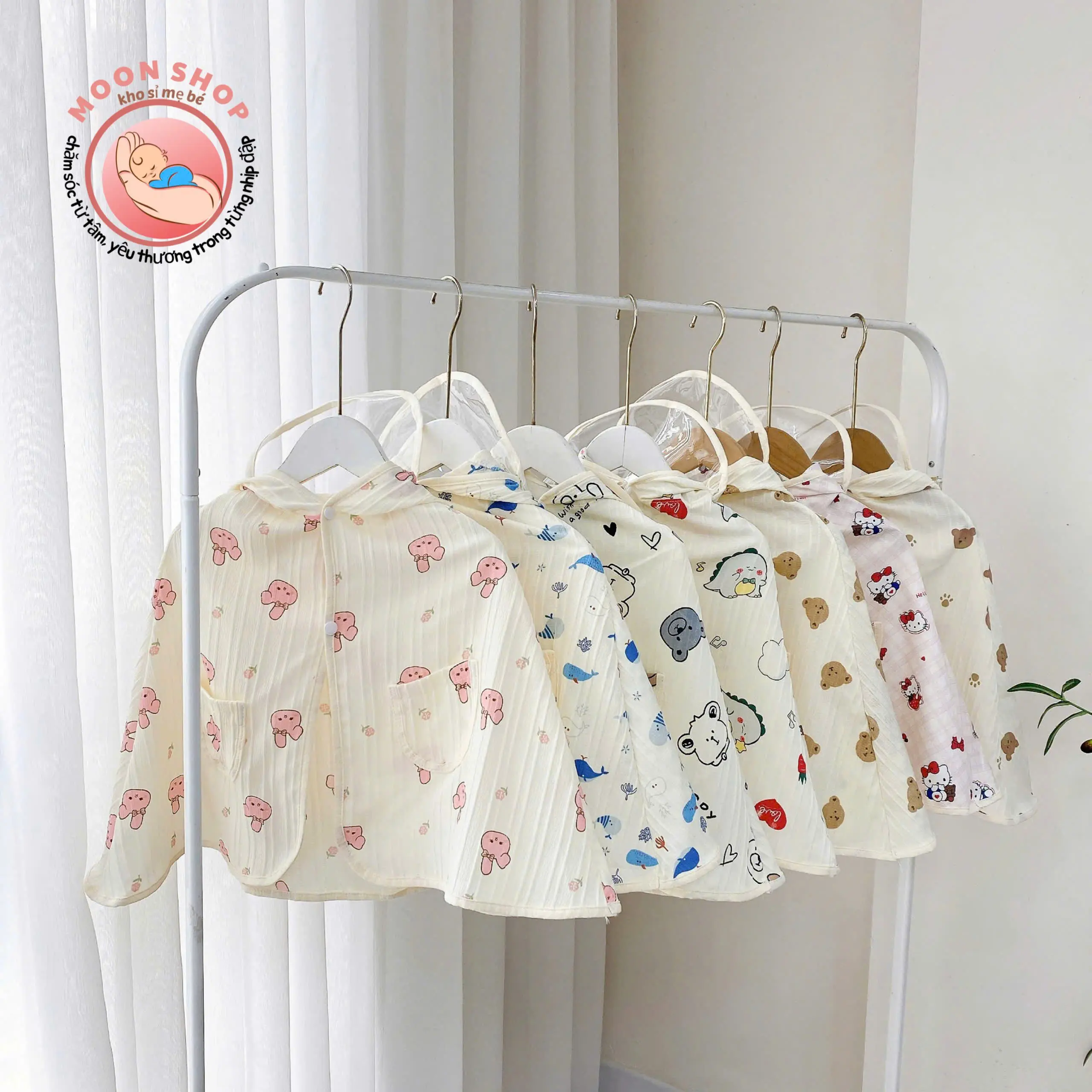 Áo choàng chống nắng, chất liệu đũi gân, chắn gió, kèm kính chống bụi, chống giọt bắn cho bé