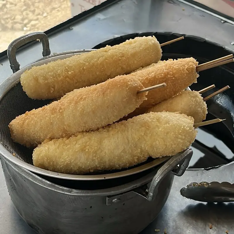 Corndog mozzarella frozen  Mentah digoreng setengah matang