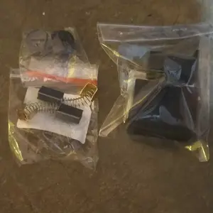￼CARBON BRUSH + 2 TUTUP GERINDA SIM100B ARANG DAN TUTUP CB GERINDA MODERN SIM100B