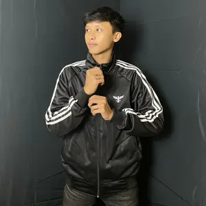 Jaket Tracktop Casual Black Strip Unisex Pria Wanita Sporty Poliester Regular Fit Ritsleting Collar Lapel Gaya Sporty Ideal untuk Gaya Anda