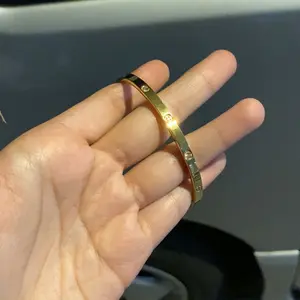 Gelang Bangle Titanium Wanita Latin Bracelets dengan Desain Elegan dan Permata Halus untuk Tampilan Mewah manik