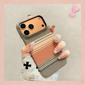 高級カーボンファイバーテクスチャーのスマホケース。iPhone 17/16/15/14/13/12/11 Proなどの高品質モデルに適用可能、耐衝撃デザイン、落下防止スマホケース。