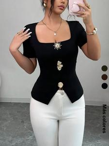 Blusa de mujer con escote cuadrado, ajuste entallado, botones metálicos, manga corta y abertura en el bajo