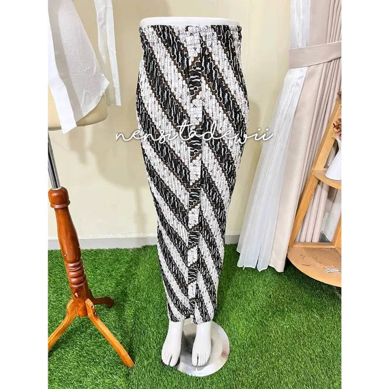 [1 Set, Putih] Kebaya Kutubaru + Rok Plisket / Motif Prg Sinta 4