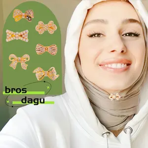 bros dagu hijab small bentuk pita premium bros dagu mini terbaru bros dagu mewah elegant bros kecil pelapis logam gold anti luntur bros dagu aesthetic aksesories hijab bros dagu kecil fashion wanita muslimah cantik lucu bros dagu pita mutiara premium