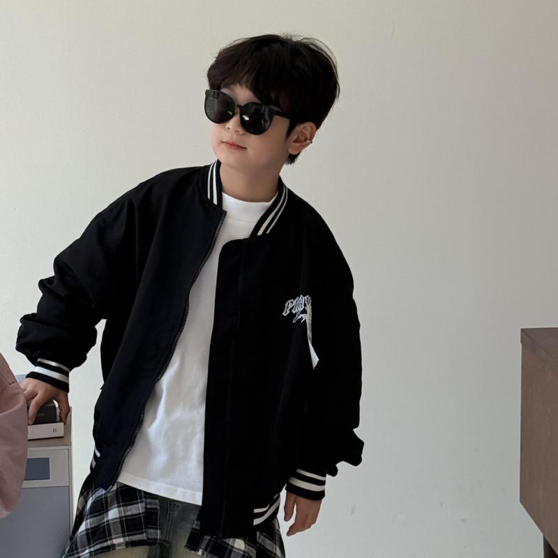 (FORM VỪA) ÁO KHOÁC GIÓ MỎNG HAI LỚP, TAY DÚM, KHOÁ KÉO, HOẠ TIẾT CHỮ THÊU VÀ TAB PHÍA TRƯỚC VÀ SAU LƯNG SÀNH ĐIỆU CHẤT MỀM MẠI MỎNG NHẸ MẶC THU ĐÔNG CHO BÉ TRAI VÀ BÉ GÁI l MOJIKIDS