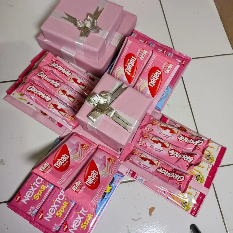 Hampers kado  snack box serba pink untuk ulang tahun anniversary teman anak Gift 2