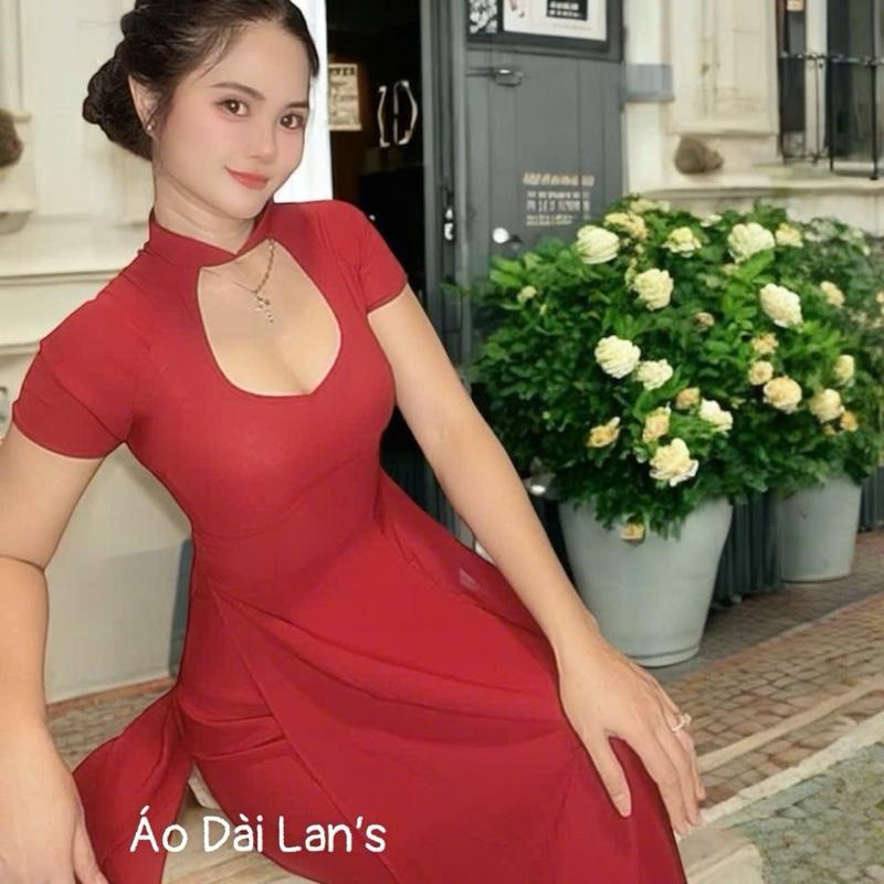 Lyna ~ Lan’s Bộ Áo Dài Màu Đỏ Đô Cổ Hở Thường Cao 3 Cm Phong Cách Gợi Cảm Sexy Kèm Quần Lụa Tằm Ý Sang Trọng