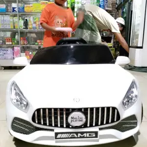 【Free Battery】Mobil Listrik Anak Tampilan Keren Remote Control + Musik Lampu Mainan Elektrik 1-10 Tahun