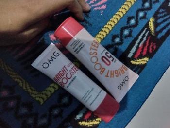 Product Review of OMG Oh My Glow - Bright Booster Glow Kit Paket Perawatan Wajah untuk Kulit Tampak Glowing, Mencerahkan, Tampak Sehat, Menjaga Skin Barrier, Mengandung Niacinamide , Peptide, Vitamin C - Sabun Pembersih Wajah, Moisturizer, Sunscreen from a**8 1