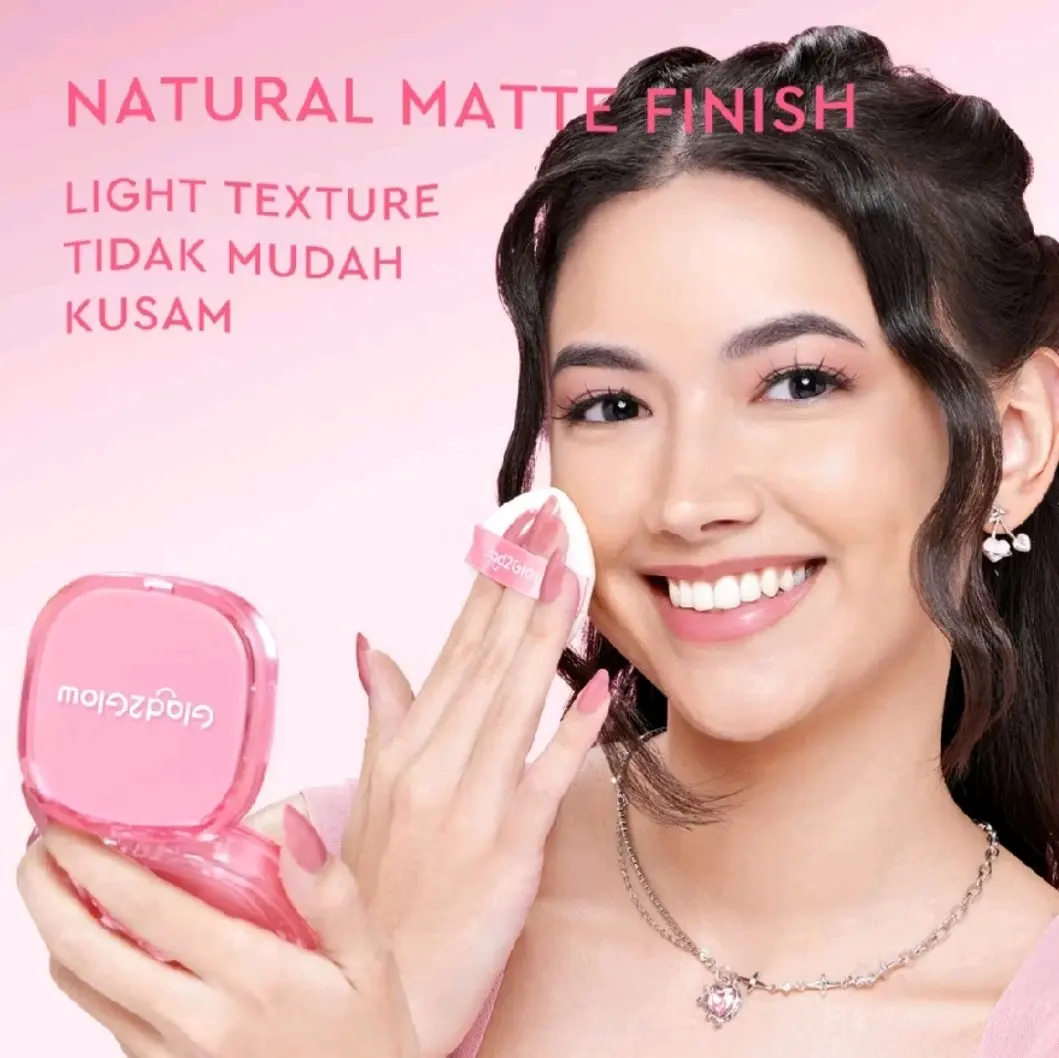 GLAD2GLOW PERFECT COVER CUSHION dengan Mix Berry Extract dan Panthenol mencegah kekusaman dan kulit kering sepanjang hari/ Bedak Cushion/ Bedak/ Waterproof/ Foundation/ Mencerahksn/ Wajah/ Concealer