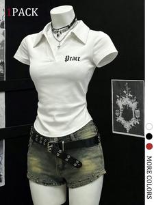 レディースフィットポロシャツ「Peace Gothic」グラフィックプリント、襟付きトップス、エッジ感のあるレトロな雰囲気、細身のカジュアルTシャツで日常使いに最適
