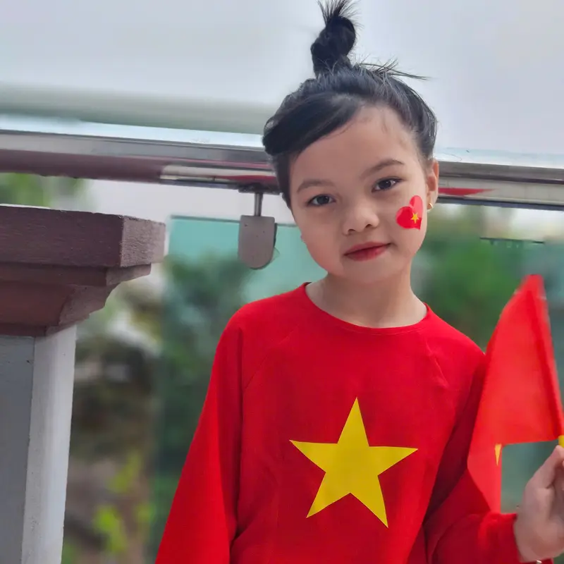 Áo dài Cờ Đỏ Sao Vàng Việt Nam dành cho bé gái chất liệu lụa tông đỏ tươi và vàng 8