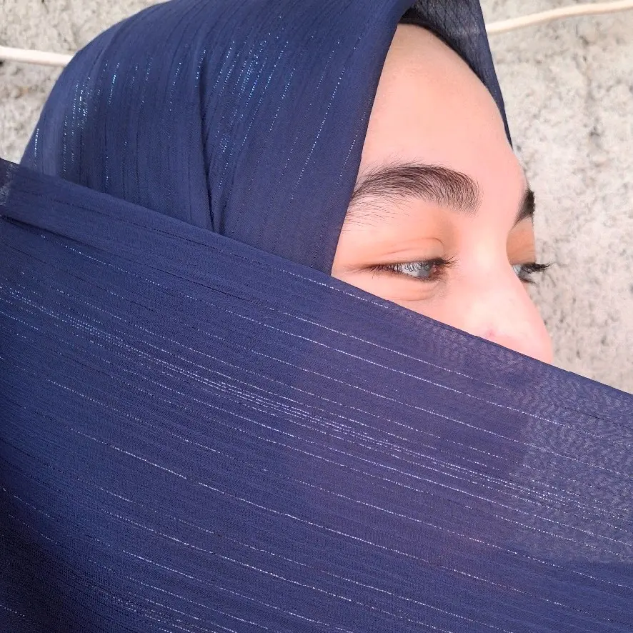 Pashmina Aleena seperti bahan chiffon memiliki bernang yg mengkilap mewah elegant