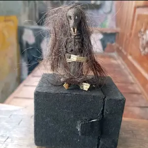 koleksi patung mini boneka bk duduk menyala