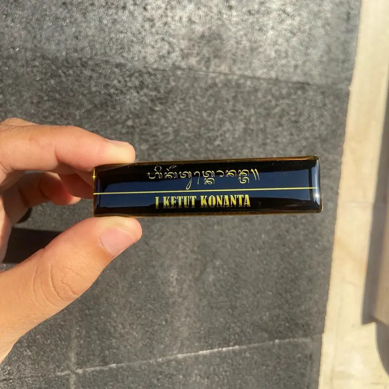 Nametag papan nama dengan tulisan aksara bali warna emas 1