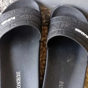 BUENOR-Sandal Slop Pria Simpel Model Terbaru