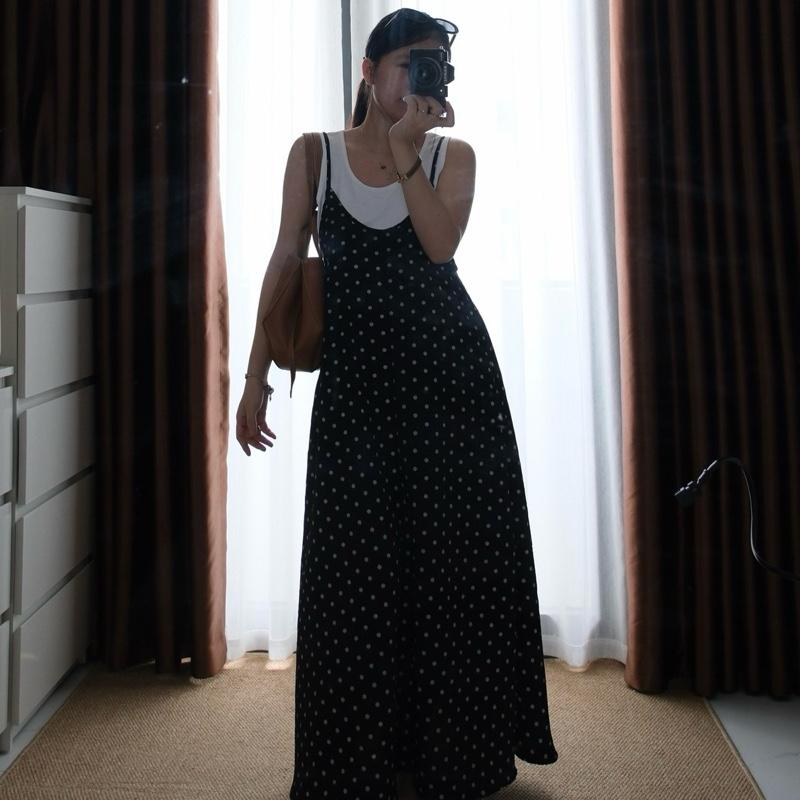 Set váy Chililuu váy hai dây chấm bi dáng suông dài kèm áo thun trắng ba lỗ phong cách cá tính