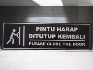 signage Akrilik Hitam Pintu Harap Tutup Kembali Signage  plat akrilik warna hitam ( 8x28cm )