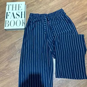 Everyday Stripe Pants Bangkok - Celana Panjang Wanita Baggy Kantor Kuliah Motif Garis Kulot Pinstripe