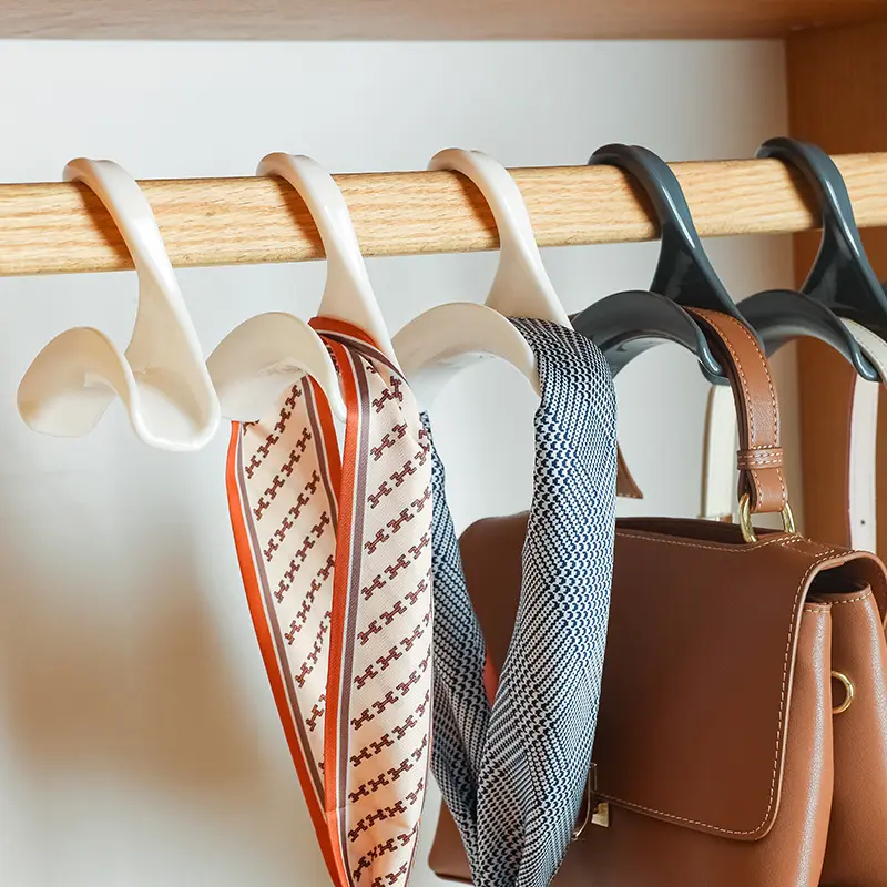Hanging bag rack Wardrobe bag hook Household tote bag Silk scarf Bag Storage arched hook (random color)