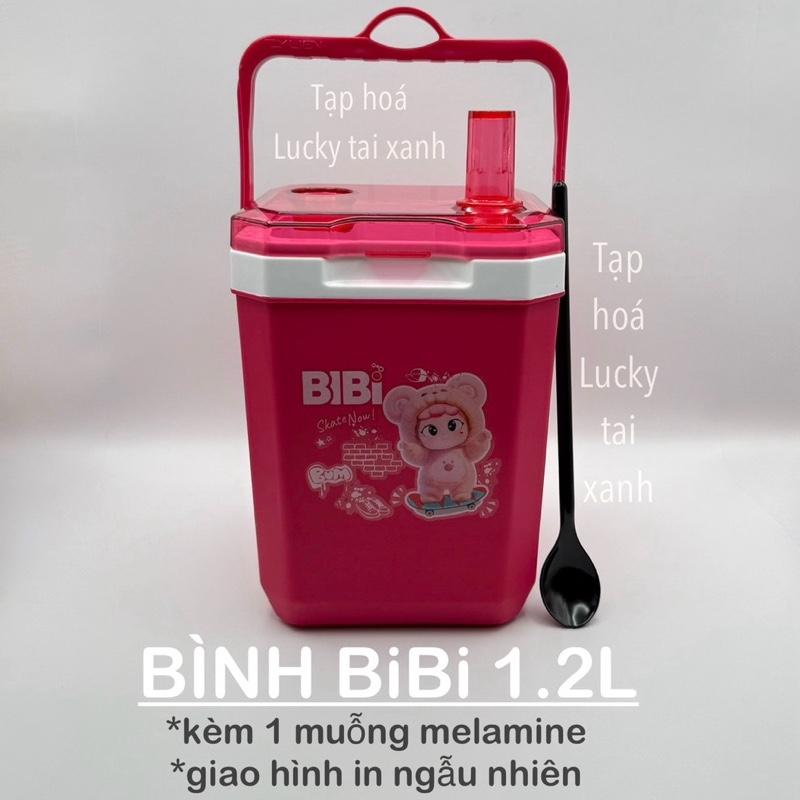 (KÈM MUỖNG) - THÙNG ĐÁ BiBi 1.2L. Nhựa Tý Liên. Thiết kế mini (cao ~17cm), nắp liền trong suốt, có giữ nhiệt (giao hình in ngẫu nhiên, không kèm ống hút)
