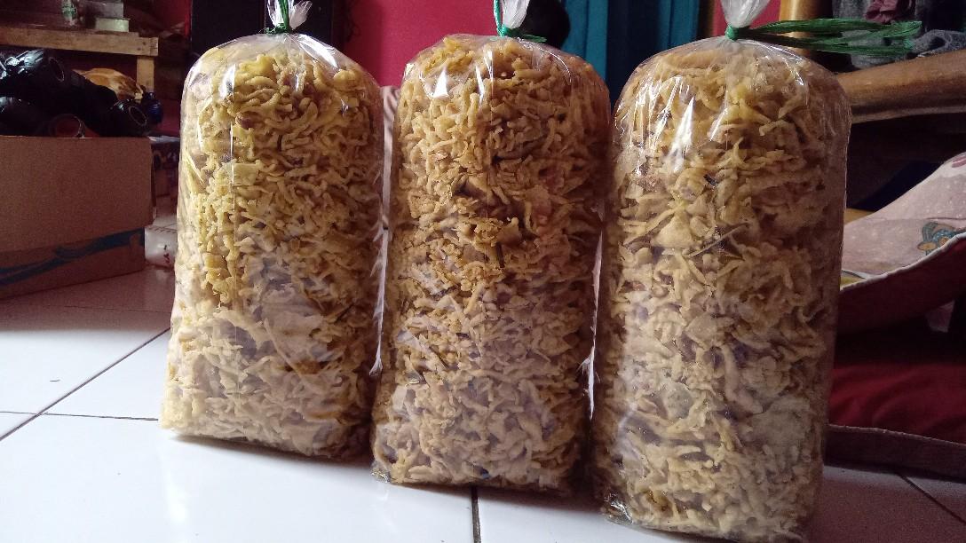 Remukan Rempeyek Kacang hasil proses gorengan dari utuhan yaa. rasa nya gurih renyah banget. tidak alot kerasa sama sekali