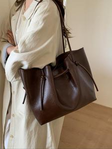 Bolsa de hombro casual y a la moda con textura versátil, diseño de nicho retro de gran capacidad, bolsa tipo cubo de temperamento simple y generoso, ideal para el trayecto al trabajo y para salir diariamente a clases