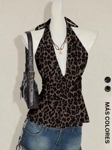 Este top halter con estampado de leopardo tiene vibes retro Y2K atrevidas 🐆 | Top peplum fruncido con escote en V profundo