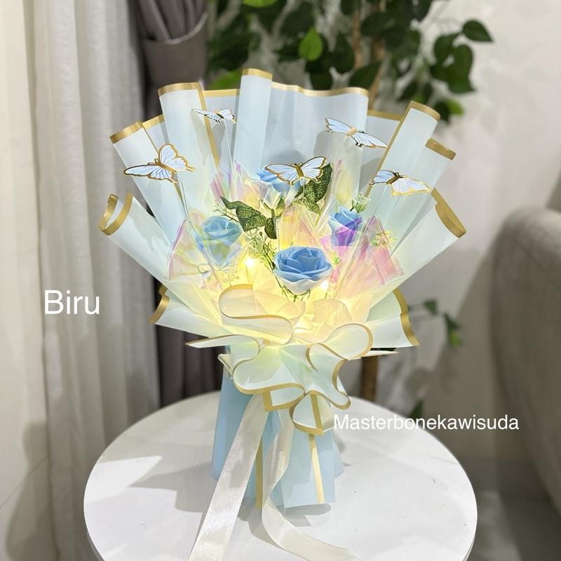 Model 1 BUKET BUNGA MAWAR KUNCUP + KUPU KUPU HOLOGRAM /// artificial / Buket ulang tahun / Buket Anniversary / Buket wisuda / Hadiah / Souvenir / Hampers / Masterbonekawisuda / Valentine Model 1 BUKET BUNGA MAWAR KUNCUP + KUPU KUPU HOLOGRAM /// artificial / Buket ulang tahun / Buket Anniversary / Buket wisuda / Hadiah / Souvenir / Hampers / Masterbonekawisuda / Valentine