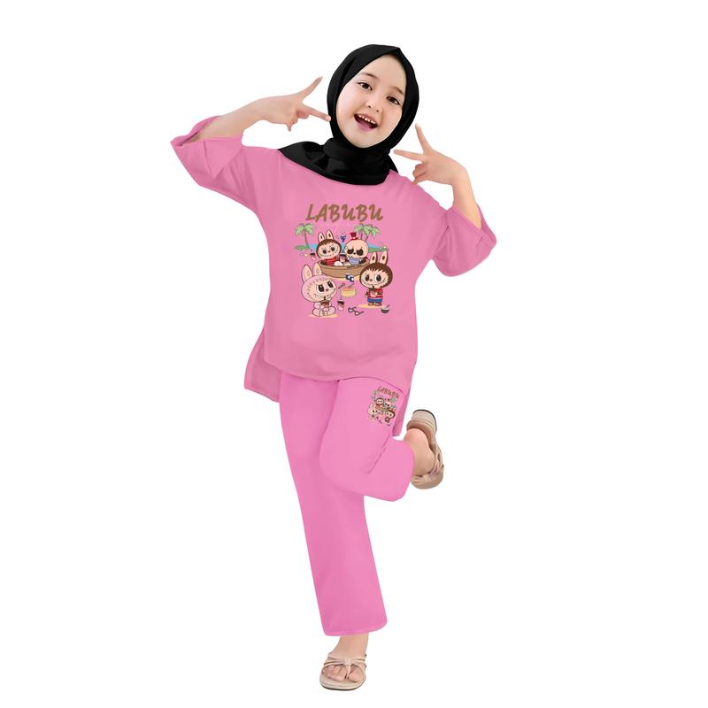Baju Anak Perempuan - Setelan Kaos dan Celana Panjang Anak Cewek Fashion Pakaian Belah Usia 4-13 Tahun - Motif BEACH LABUBU Pink 1