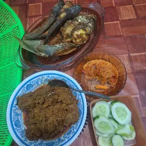 [READY STOCK] Honnete Pink Berry Tone Up Body Spray Mencerahkan Kulit Melembabkan Menghidrasi Sun Protection Wangi Seharian Halal BPOM