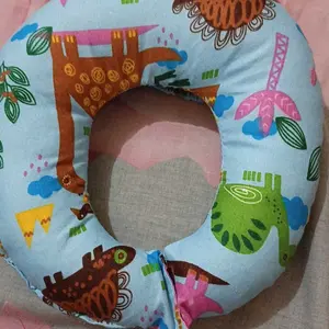 Bantal dot bayi cara mudah minum susu formula bayi