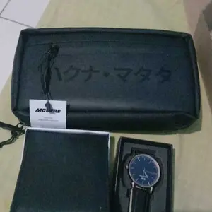 MOVERE Exclusive Gift Set Cowok dengan Clutch Bag Waterproof, Dompet Lipat, Jam Tangan, dan Tas Selempang Multifungsi Hadiah Ulang Tahun Pria