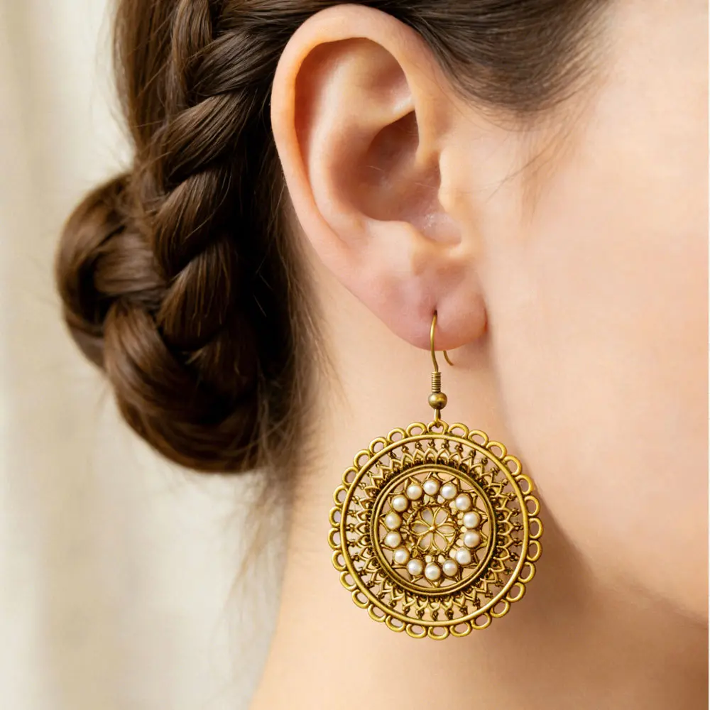 GR Anting Bulat Gaya Etnik Vintage Motif Bunga Berongga dengan Mutiara Imitasi untuk Tampilan Mewah dan Elegan