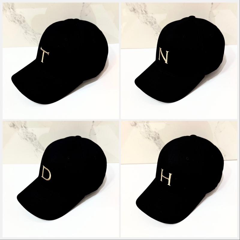 Mũ Lưỡi Trai Cao Cấp Vải Korea Thêu 30 Chữ Cái Bằng Chỉ Kim Tuyến Từ A =>Z Mũ Cặp Hot 2026 Chất Liệu Cotton Kaki Cap Chống Nắng Nóng Free Size Nam Nữ