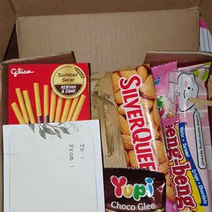 Hampers Mini Giftbox Cokelat Silverqueen dengan Ganci Boneka dan Bucket Bunga Mini - Snack, Cemilan, Chocolate, Food