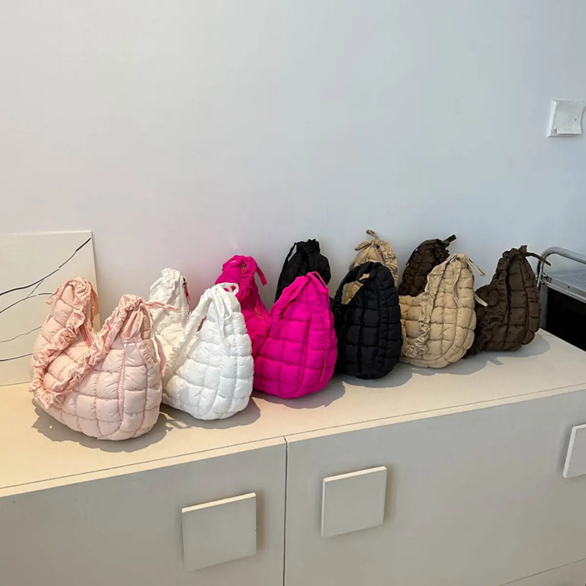 Fashionable pleated cloud bag, versatile and fashionable one shoulder hand-held dumpling bag, large capacity down cotton armpit women's bag