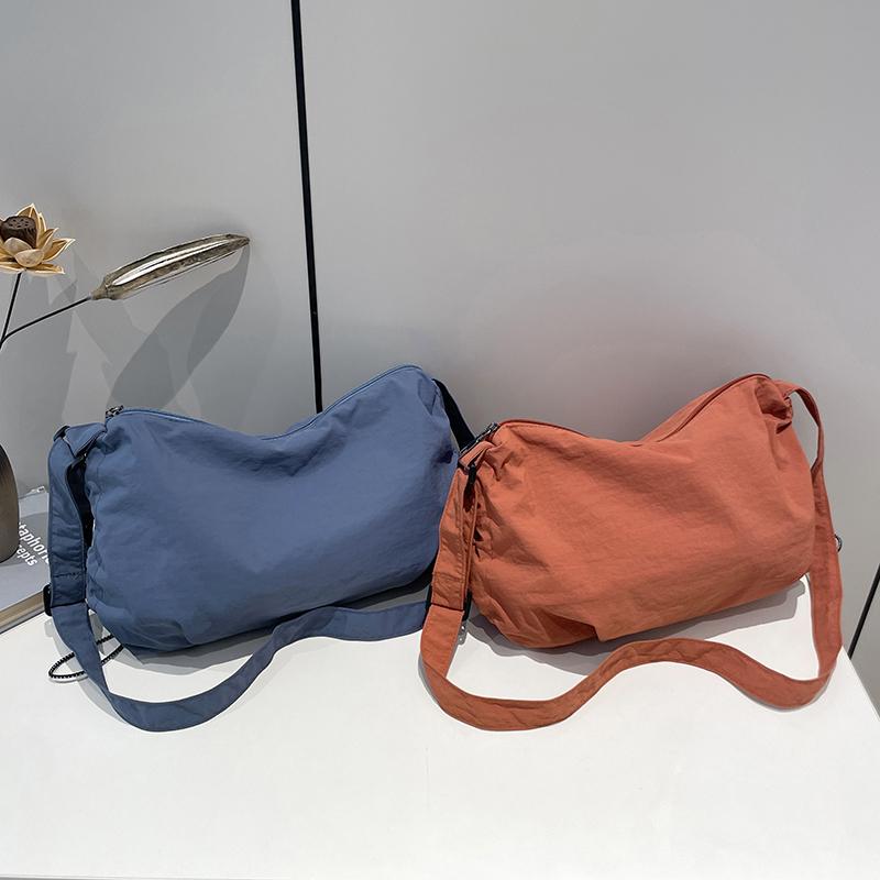  Túi Vải Nylon Nhẹ Và Dễ Phối Đồ Sức Chứa Lớn Dành Cho Nữ Thiết Kế Xếp Ly Thường Ngày Hàng Mới Về Túi Đeo Chéo Một Bên Vai Thích Hợp Cho Các Dịp Thường Ngày Và Đi Lại Túi Tote Nữ 
