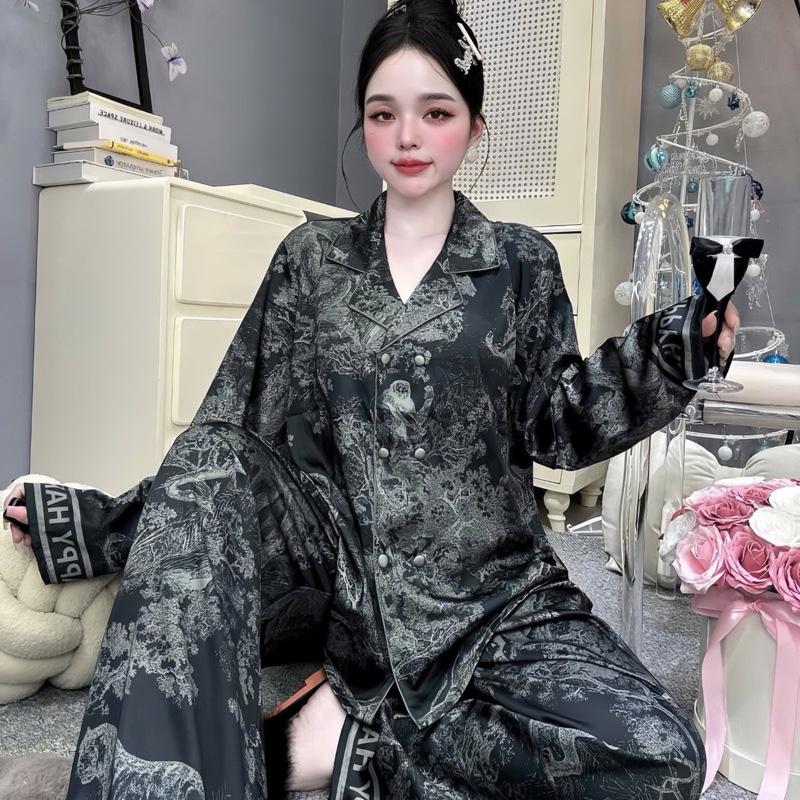 Đồ Bộ pijama lụa latin in rừng nền màu đen hoạ tiết màu xanh xám đầm cổ vest cúc bọc vải bigsize 60 đến 90kg