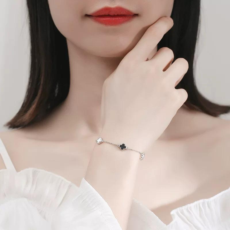 Gelang Tangan Wanita Titanium Sebalik Hitam Sebalik Putih dengan Berlian Buatan dan Bunga