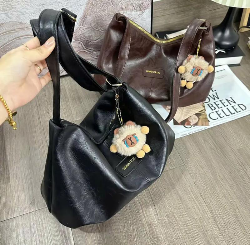 ( TẶNG CHAMR ) Túi đeo vai nữ da mềm dáng hobo , kèm móc gấu xinh xắn, tiện lợi đi học đi chơi đi làm_ TDC027