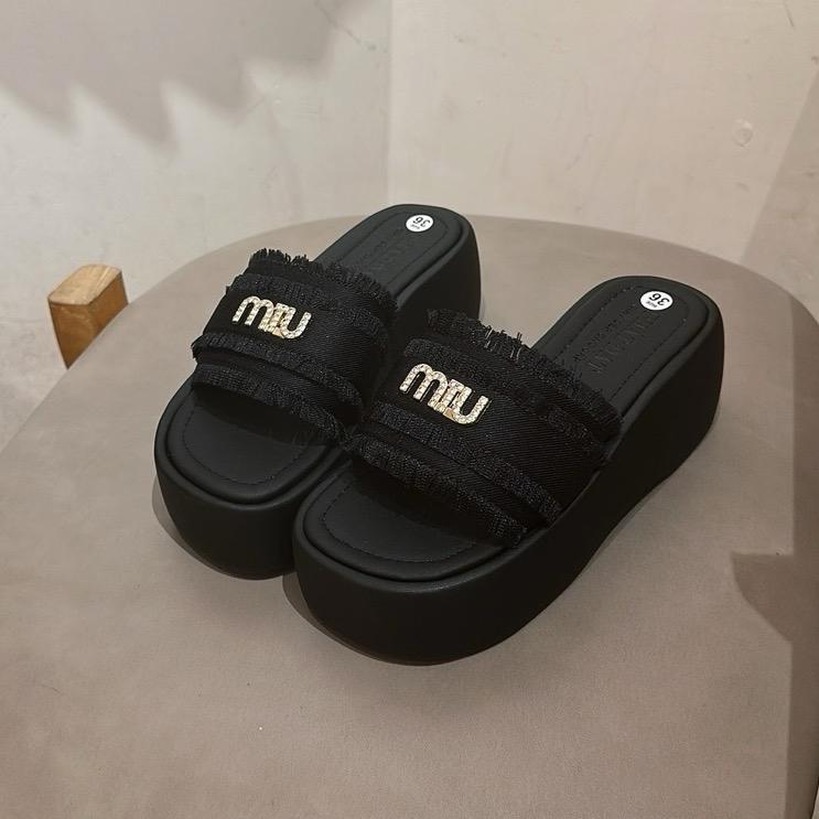 Dép Nữ đế xuồng Q2 quai bản ngang tua rua đính chữ đá cao 5cm nhẹ chân mũi vuông