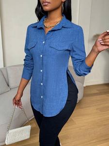 Camisa de botones azul para dama con decoración de bolsillo y manga larga, adecuada para todo tipo de vestimenta de oficina.