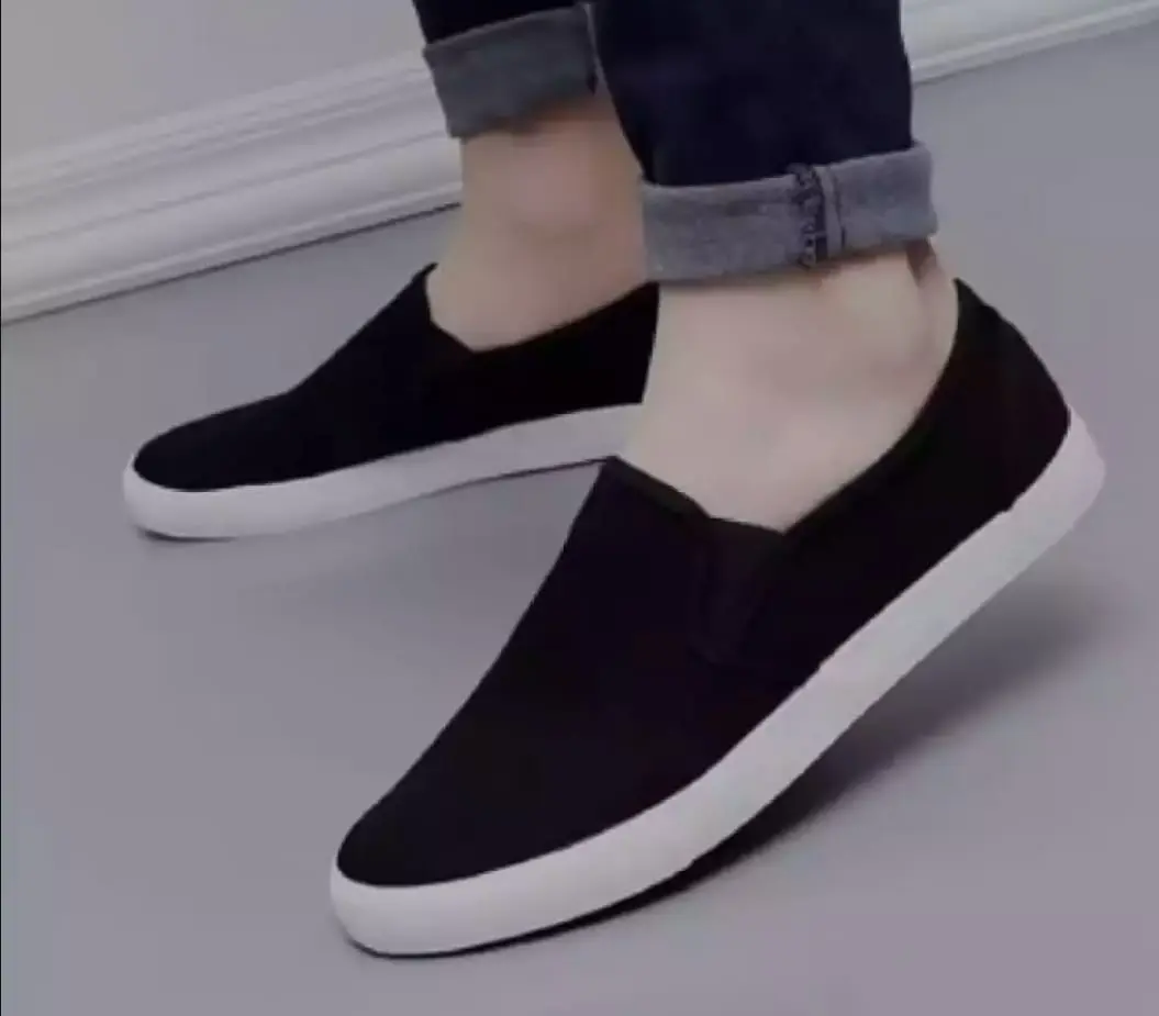Alessha. Sepatu Slip On Pria /Sepatu Slip On Hitam Sol Putih Trendy