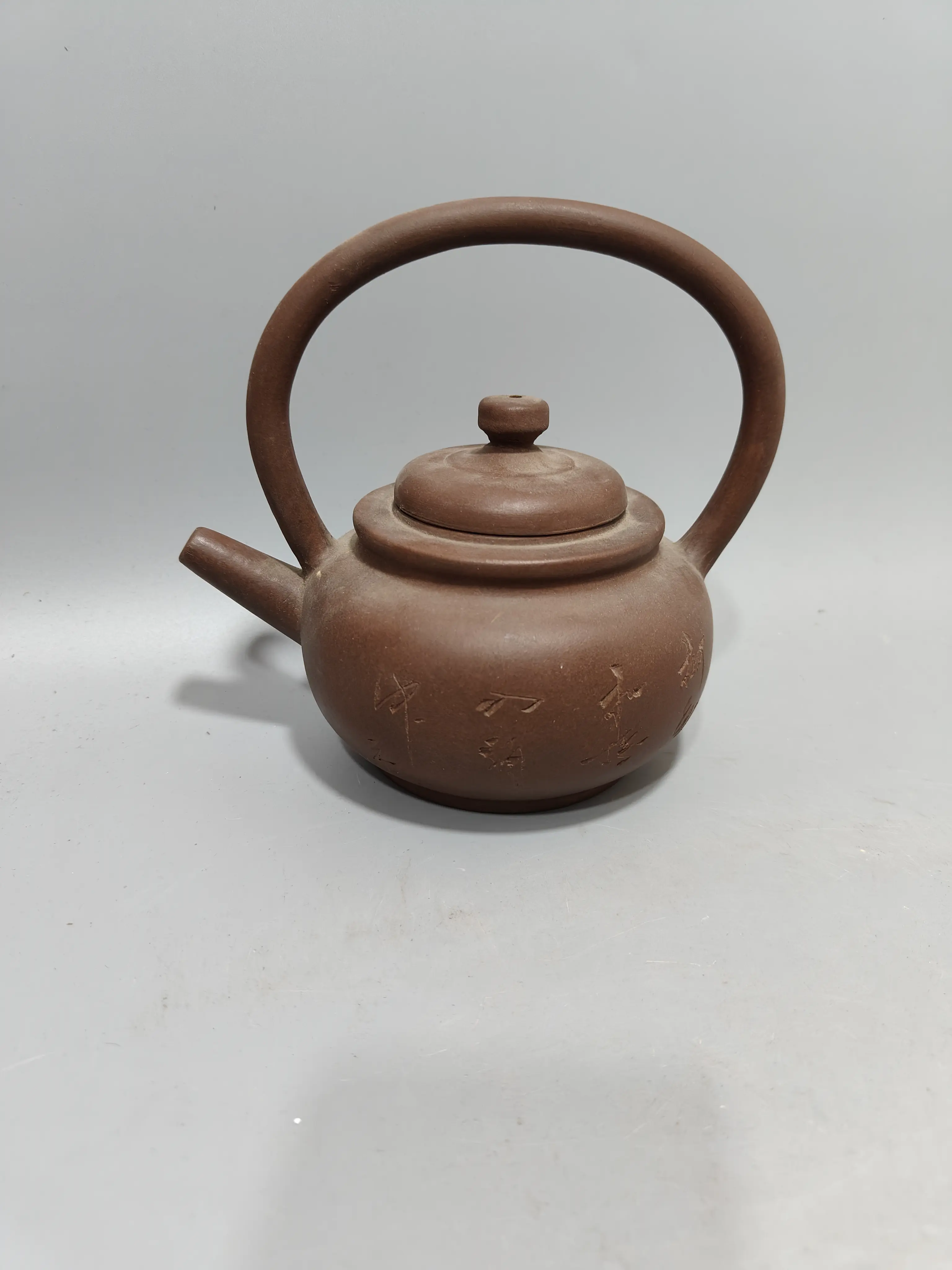 Folk collection of old objects when master Dabin lifting beam purple clay pot.