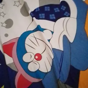 SPREI KARAKTER ANAK DORAEMON SET Sarung Bantal/Guling Karet Tali Kain